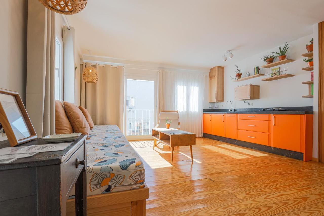 Cozy 1br Recently Renovated In Centre Apartment *